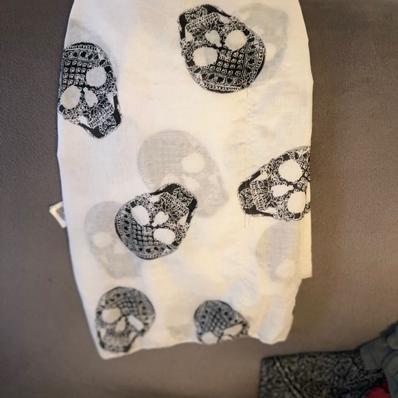 H&M Skull Scarf wrap around.. 75x15 1/2 - Picture 5 of 9